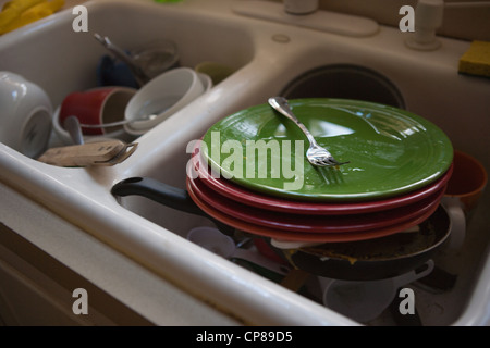 Close up de la vaisselle sale dans un évier de cuisine. Banque D'Images