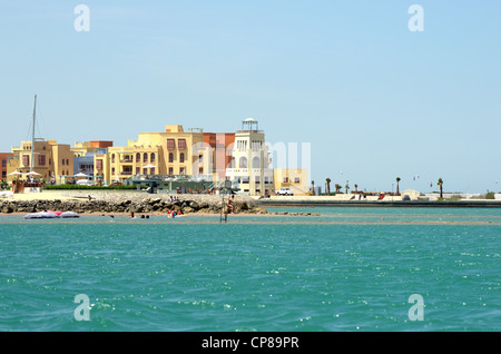 Vue d'El Gouna resort apartments, les gens nager sur la plage, l'Égypte, mer Rouge Banque D'Images