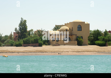 Vue d'El Gouna resort apartments, style Nubien, Egypte, mer Rouge Banque D'Images