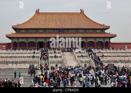 Les touristes en face de la salle de l'harmonie suprême. Cité Interdite. Beijing, Chine. Banque D'Images