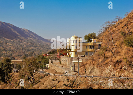 Scène pittoresque d'un point de vue élevé sur route à Fort de Kumbhalgarh en tenant dans les vallées et les collines Banque D'Images