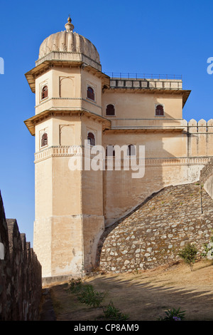 Vue extérieure de la guest quarters avec tour bombé à Kumbhalghar Fort double maintenant comme point d'observation pour les visiteurs à monument Banque D'Images