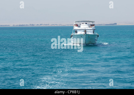 Une plongée bateau touristique pour des excursions voiles sur les récifs coralliens, Hurghada, Red Sea, Egypt Banque D'Images