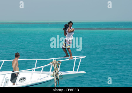 Une plongée bateau touristique pour des excursions sur les récifs coralliens, les isc homme égyptien Tournage avec caméra vidéo, Mer Rouge, Hurghada, Egypte Banque D'Images