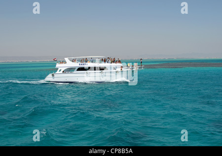 Un bateau de tourisme pour des excursions voiles sur les récifs coralliens, Hurghada, Red Sea, Egypt Banque D'Images