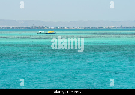 Le bleu de l'eau claire de la Mer Rouge en Egypte , à distance de la côte. Bateaux et coral reef Banque D'Images