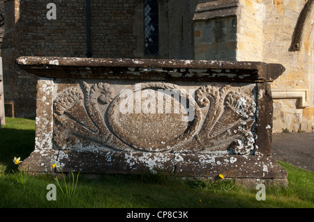 Haut de table tombe de saint Thomas Beckett churchyard, Sutton-sous-Brailes, Warwickshire, England, UK Banque D'Images