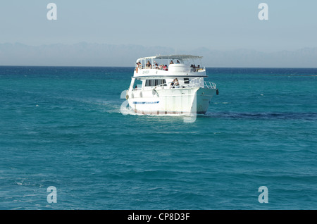 Une plongée bateau touristique pour des excursions voiles sur les récifs coralliens, Hurghada, Red Sea, Egypt Banque D'Images