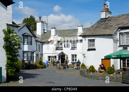 La peinture blanche des bâtiments dans le village de Hawkshead, Parc National de Lake District, Cumbria, Royaume-Uni Banque D'Images