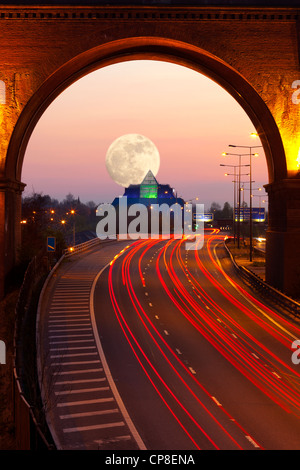 L'Angleterre, Cheshire, Stockport, vue de l''autoroute M60, viaduc et la Pyramide au crépuscule Banque D'Images