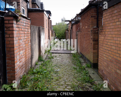 L'Angleterre, Salford, 'traditionnel' ou ginnel ruelle Retour au début du xixe siècle dans l'habitation mitoyenne. Banque D'Images