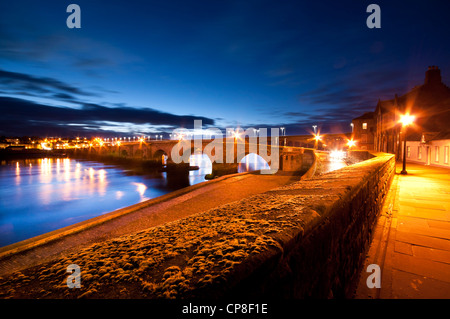 Un temps de nuit vue sur le "Vieux Pont" Berwick upon Tweed des murs de la ville. Banque D'Images