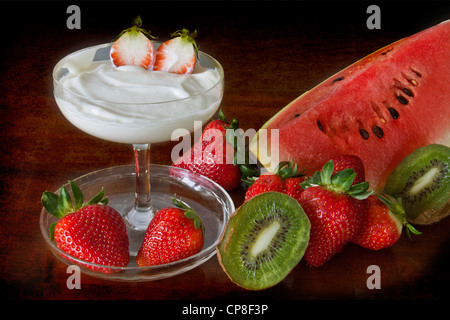 La crème fraîche ou du yogourt avec des fruits de saison, saine et faible en calories dessert Banque D'Images