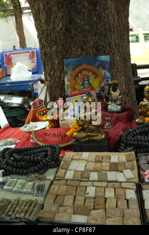 Une sélection de plats thaïlandais et de protection amulettes religieuses l'imagerie bouddhique en vente sur un marché à Bangkok près de Wat Mahathat temple. Banque D'Images