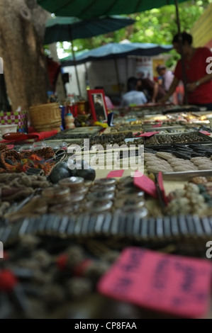 Une sélection de plats thaïlandais et de protection amulettes religieuses l'imagerie bouddhique en vente sur un marché à Bangkok près de Wat Mahathat temple. Banque D'Images