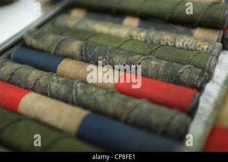 Une sélection de plats thaïlandais et de protection amulettes religieuses l'imagerie bouddhique en vente sur un marché à Bangkok près de Wat Mahathat temple. Banque D'Images