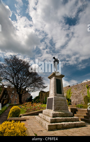 Monument commémoratif de guerre dans le parc du château de Clitheroe, Lancashire, lors d'une journée ensoleillée avec ciel nuageux Banque D'Images