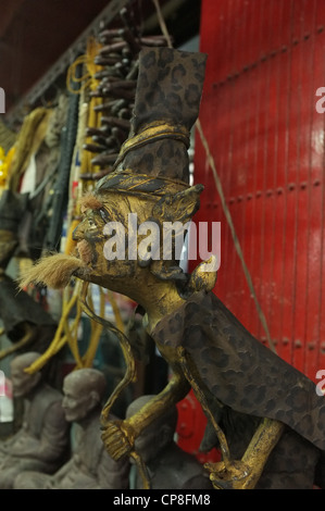 Une sélection de plats thaïlandais et de protection amulettes religieuses l'imagerie bouddhique en vente sur un marché à Bangkok près de Wat Mahathat temple. Banque D'Images