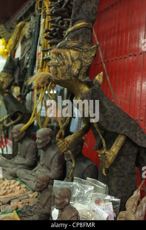 Une sélection de plats thaïlandais et de protection amulettes religieuses l'imagerie bouddhique en vente sur un marché à Bangkok près de Wat Mahathat temple. Banque D'Images