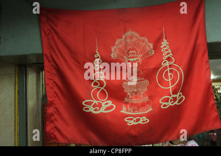 Une sélection de plats thaïlandais et de protection amulettes religieuses l'imagerie bouddhique en vente sur un marché à Bangkok près de Wat Mahathat temple. Banque D'Images