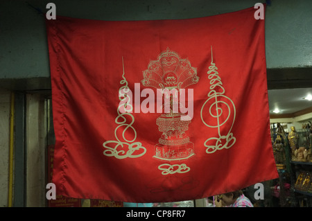 Une sélection de plats thaïlandais et de protection amulettes religieuses l'imagerie bouddhique en vente sur un marché à Bangkok près de Wat Mahathat temple. Banque D'Images