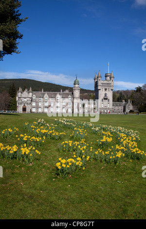 Balmoral Scottish Royal Scots château et parc de style baronial au printemps; Royal résidences Carthie, Deeside Aberdeenshire, Écosse, Royaume-Uni Banque D'Images