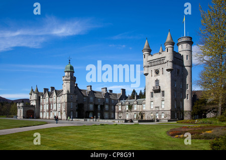 Balmoral Scottish Royal Scots château et parc de style baronial au printemps; Royal résidences Carthie, Deeside Aberdeenshire, Écosse, Royaume-Uni Banque D'Images