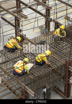 Fixateurs de l'acier de construction travaillant sur site dans quartier central de Hong Kong Banque D'Images