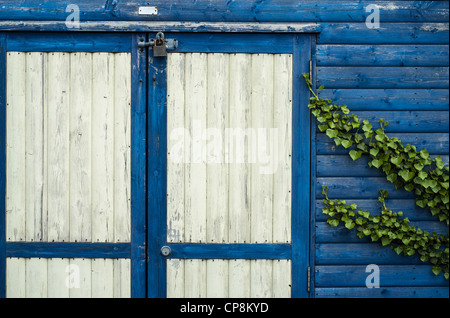 Détail de l'avant d'une cabane de plage avec peinture en bleu et blanc et vert lierre. Banque D'Images