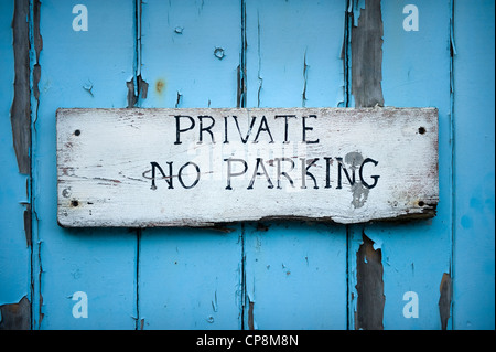 La main peinte no parking sign sur une surface en bois bleu Banque D'Images