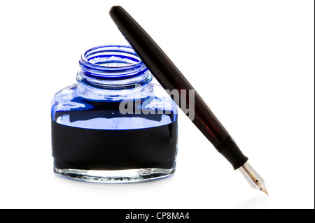 Un millésime stylo appuyé contre une bouteille d'encre sur fond blanc Banque D'Images