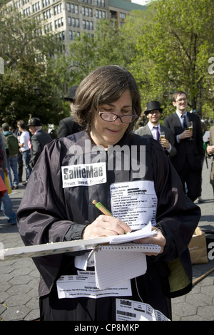 Des étudiants, des diplômés et des militants rassemblement à Union Square à New York contre les banques d'exploiter les étudiants avec des prêts pour l'éducation. Banque D'Images