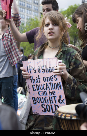 Des étudiants, des diplômés et des militants rassemblement à Union Square à New York contre les banques d'exploiter les étudiants avec des prêts pour l'éducation. Banque D'Images