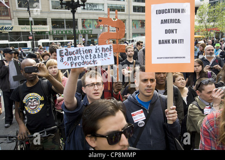 Des étudiants, des diplômés et des militants rassemblement à Union Square à New York contre les banques d'exploiter les étudiants avec des prêts pour l'éducation. Banque D'Images