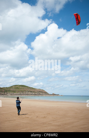 Un homme voler un cerf-volant sur la plage plage de Longchamp à St-Lunaire,une station balnéaire près de St-Briac, sur la côte nord de la Bretagne Banque D'Images