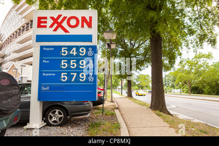 WASHINGTON, DC, USA - $5 prix du gaz à la station-service Exxon signe le 7 mai 2012. Banque D'Images