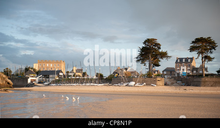 La Grand'Plage de la station balnéaire de Saint-Lunaire à marée basse avec ses villas en bord de mer Banque D'Images