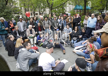 2012 : actions et événements Premier Mai dans les rues et parcs de PARIS. Université libre cours à Madison Sq. Park organisé par l'Occupant. Banque D'Images