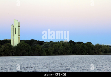 Soleil libre du lac Burley Griffin avec le National Carillion en arrière-plan sur l'île d'Aspen Australie Canberra ACT Banque D'Images