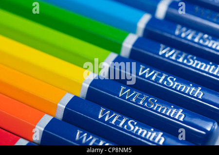 De couleur arc-en-ciel avec des crayons hexagonaux, le logo de WHSmith papetier. Banque D'Images