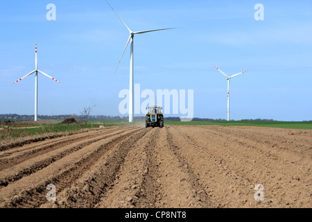 Tracteur travaillant dans le secteur des éoliennes plus farm Banque D'Images