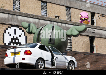 Voiture écrasée par une bombe à ailes par D*Face, Dray à pied, Brick Lane, Londres, Angleterre, Royaume-Uni. Banque D'Images