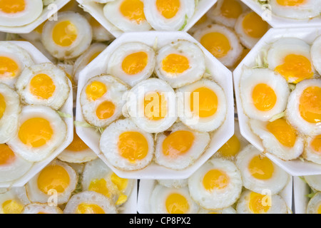 Oeufs de cailles frits en vente au Chatuchak Marke à Bangkok en Thaïlande Banque D'Images