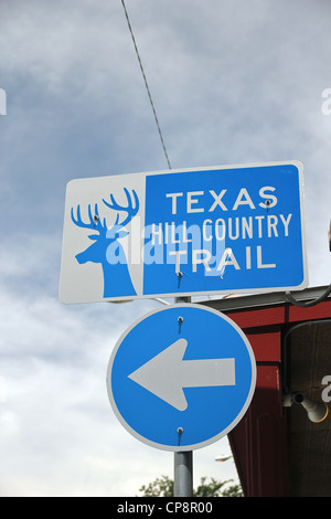 Inscrivez-vous au centre-ville de Fredericksburg orientant les visiteurs vers le Texas Hill Country Trail Banque D'Images