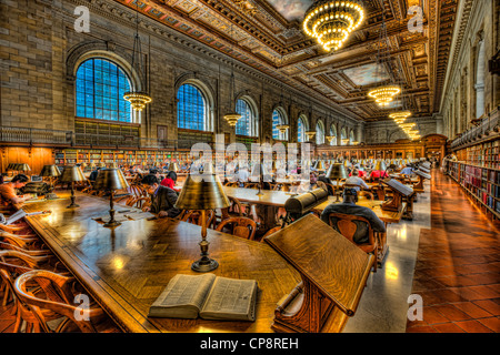 Les gens travaillent, étudient, et lu dans la salle de lecture principale rose dans la branche principale de la Bibliothèque publique de New York à New York. Banque D'Images