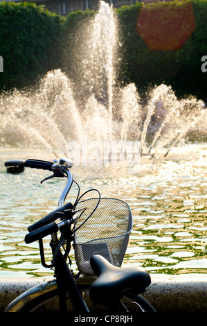 Location et de l'eau fontaine dans le Jardin du Palais Royal, Paris, France Banque D'Images