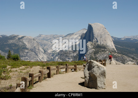 Glacier Point avec vue sur Demi Dôme à Yosemite Park, California, USA Banque D'Images