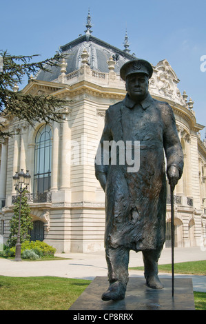 Winston Churchill statue sur l'Avenue Winston Churchill en face du Petit Palais, Paris, France Banque D'Images