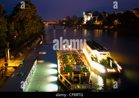 Croisière sur la Seine à bateaux Vedettes du Pont Neuf, Paris, France Banque D'Images