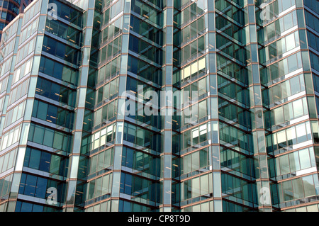 La façade extérieure et les fenêtres en verre d'une tour de bureaux dans le quartier financier du centre-ville de Toronto, Ontario, Canada. Banque D'Images